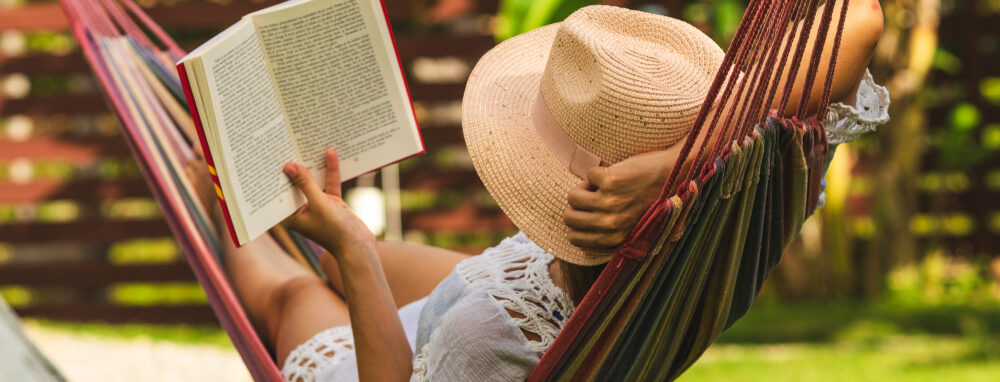 Entspannung im Garten mit einem Buch in der Hängematte