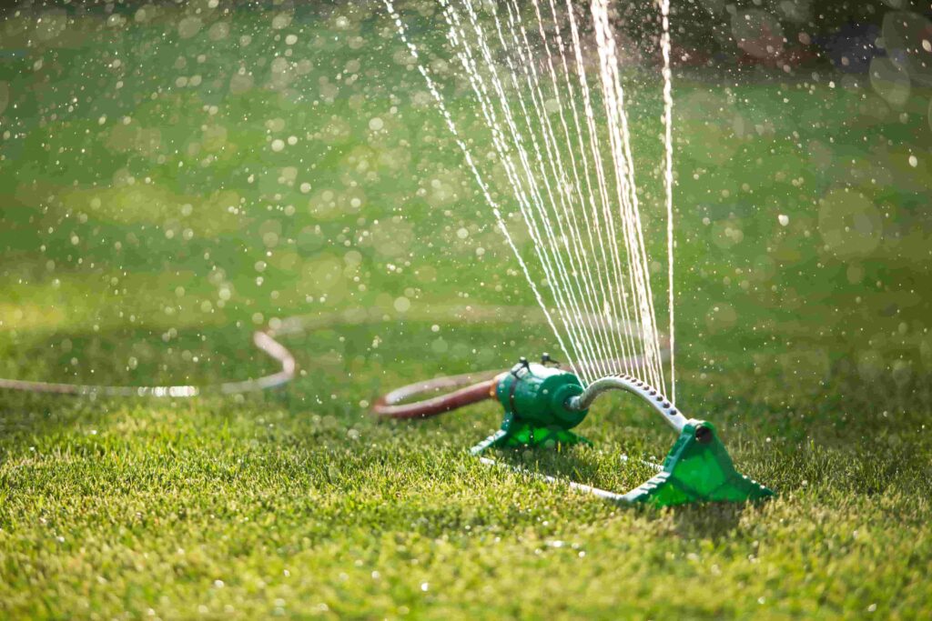 Mobiler Sprinkler bewässert Rasen