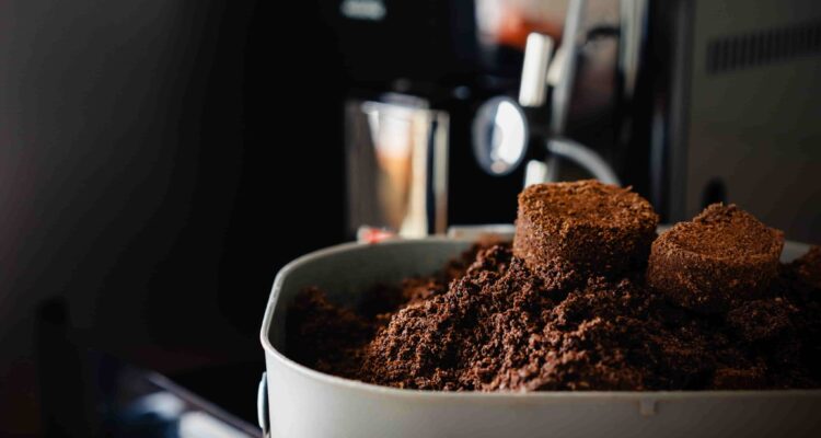 Kaffeesatz im Eimer