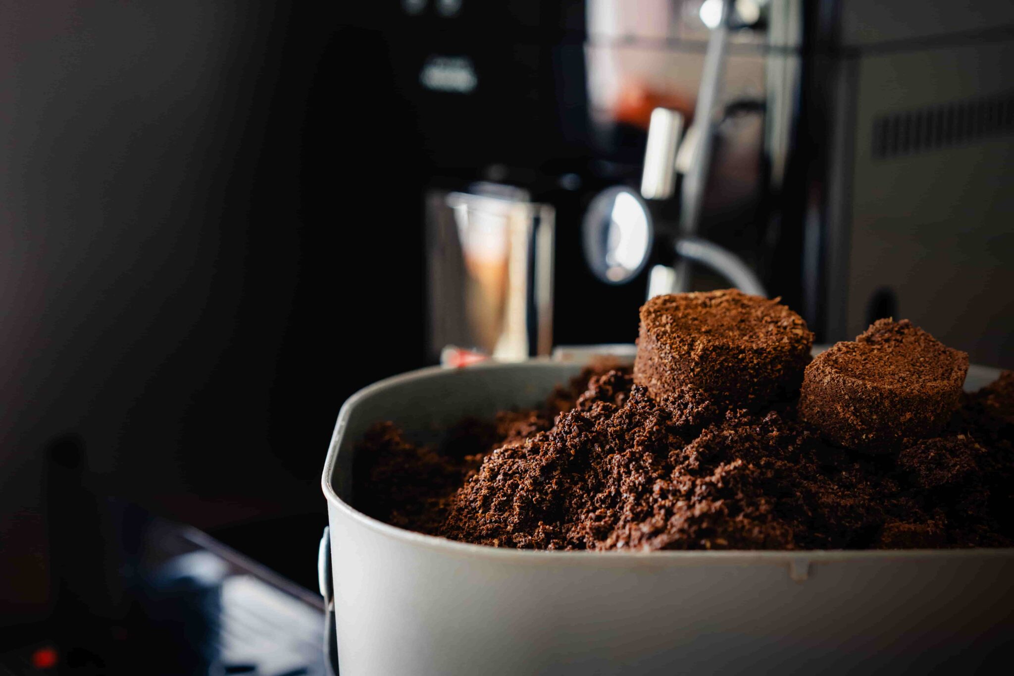 Kaffeesatz als Rasendünger – Wirklich gut für den Rasen?
