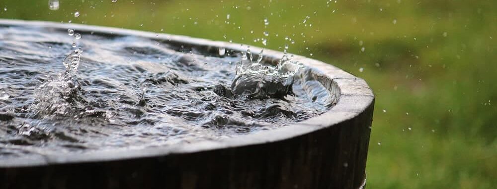 Regenwasser tropft in Regentonne