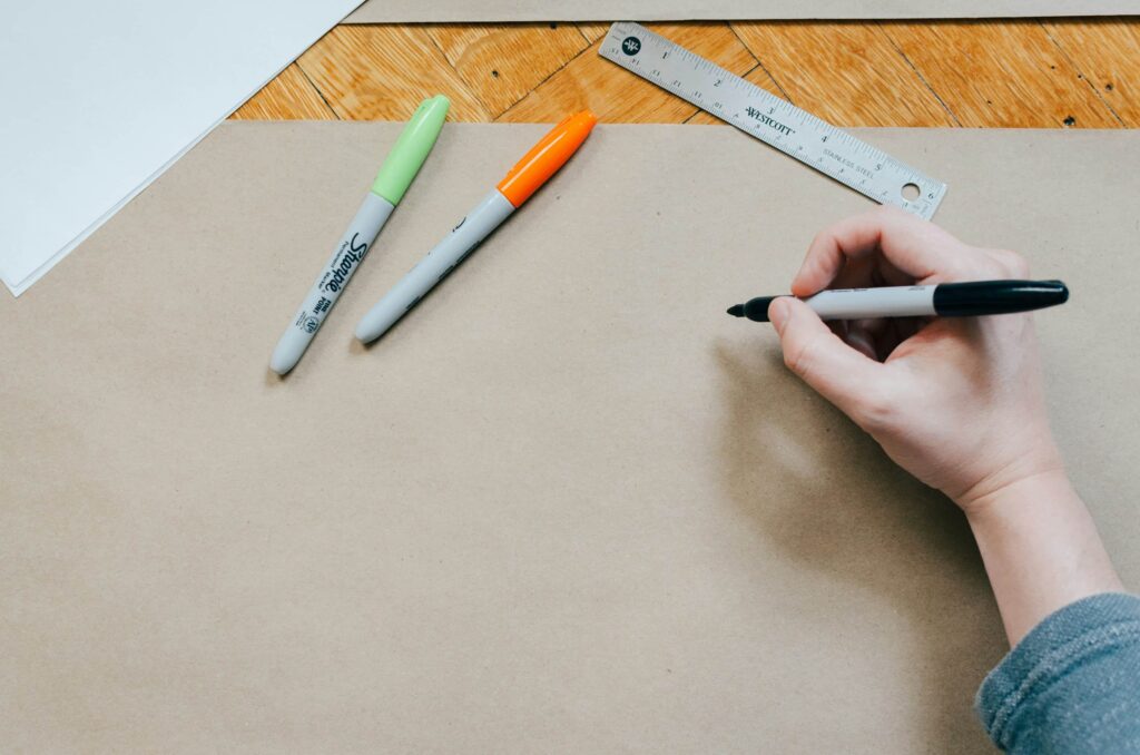 Hand malt auf leeres Papier